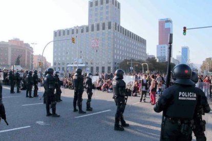 Manifestantes cerca del Mobile World Congress, en la plaza de España. Foto: CARMEN JANÉ