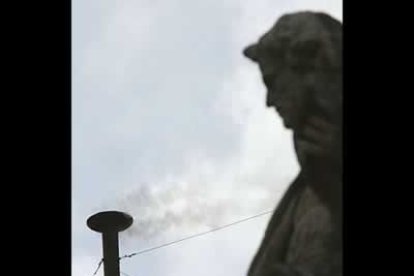 Pasaron varios minutos hasta que el humo se reveló como claramente blanco.