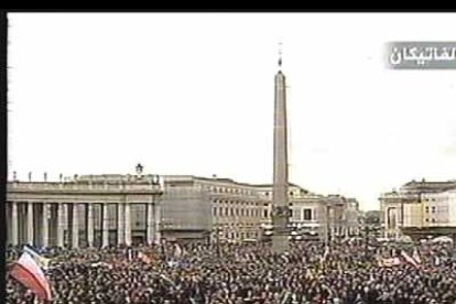 La gente congregada en la plaza de San Pedro aplaudía emocionada la decisión del cónclave.