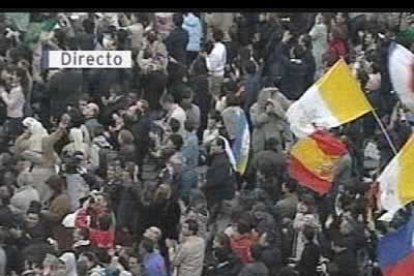 La plaza de San Pedro se llenó de banderas y aplausos.