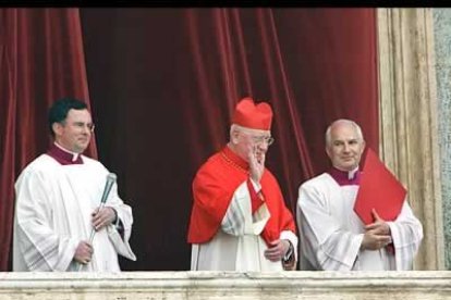 A las 18.47, ante una plaza de San Pedro repleta de gente, el cardenal chileno Jorge Arturo Medina transmitía uno de los secretos mejor guardados de los últimos días.