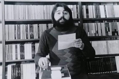 El joven Johnny en la librería Pisa, que fue su zulo durante casi 30 años el barrio Italano. DL