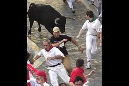 La carrera duró dos minutos y 35 segundos y se saldó con al menos dos trasladados al Hospital de Navarra, uno de ellos por asta de toro.