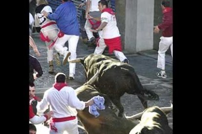 Desde la salida de la curva de Mercaderes quedaron en cabeza tres toros, lo que permitió a los corredores hacer carreras limpias, debido a la menor afluencia de gente respecto al fin de semana
