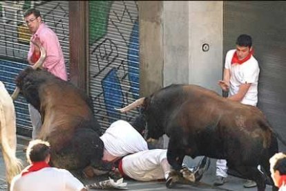 El encierro de las fiestas de San Fermín, con toros de Marqués de Domecq, ha sido rápido, limpio y sin percances, a pesar de la espectacularidad de la imagen.