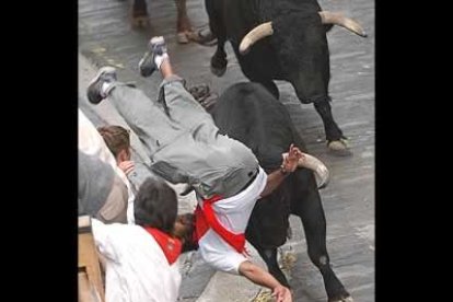 Uno de los mozos fue herido por el asta del toro al final de la cuesta de Santo Domingo.