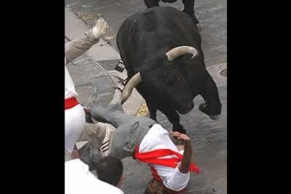 Este corredor, un joven neoyorkino, recibió una cornada en la parte posterior del muslo.