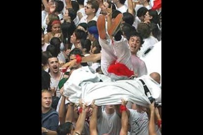 Los manteos fueron habituales. Unos Sanfermines sin manteos, toros y alcohol no serían lo mismo.