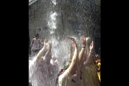 ¡Agua va! El líquido elemento ayudó a que los jóvenes soportasen un poco mejor los rigores de la fiesta. También enfrió un poco los ánimos de los enardecidos participantes.