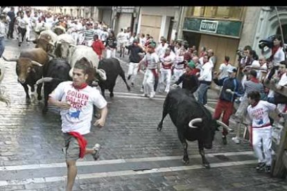 ¡A correr! Los encierros son lo más típico. Correr como posesos delante de los astados e intentar llegar delante de ellos a la plaza es un ritual que se repite durante la fiesta. Muchos serán los llamados, pero pocos los elegidos.