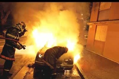 Un total de 1.295 vehículos han sido quemados y 312 personas detenidas en Francia durante la noche del sábado y la madrugada del domingo.