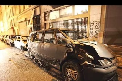 Los hechos más graves se produjeron en el barrio de la Madeleine donde cuatro policías municipales han resultadi heridos durante enfrentamientos con un centenar de jóvenes.