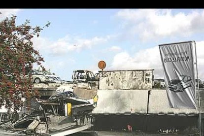 La violencia urbana ha dejado en varios barrios de la periferia de París 165 incendios de vehículos, según una fuente policial, que constató sin embargo que la noche era, «por el momento, mucho más calma».