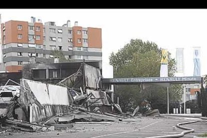 Los incendios de vehículos fueron los principales incidentes de la violencia urbana, así como «el apedreamiento de autobuses, de los bomberos y de las fuerzas del orden».