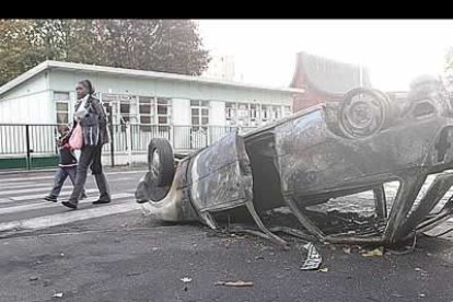 La ola de violencia comenzó hace siete días, en la comuna de Clichy-sous-Bois (noreste) luego de que dos adolescentes de origen musulmán murieran electrocutados tras haberse refugiado en una estación eléctrica.