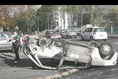 Las autoridades francesas niegan que hubiera habido una persecución que provocase el suceso y que se trate de un caso de xenofobia.