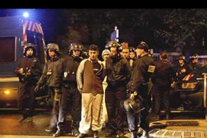 Por séptima noche consecutiva, estallaron disturbios en diversas localidades con una violencia mayor aún que en las pasadas jornadas.