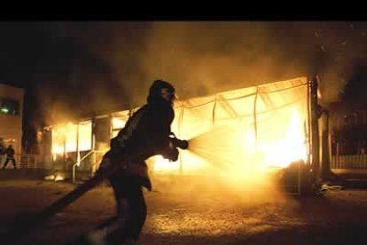 40 jóvenes consiguieron penetrar en una comisaría cerrada, desvalijarla y destrozar el mobiliario.