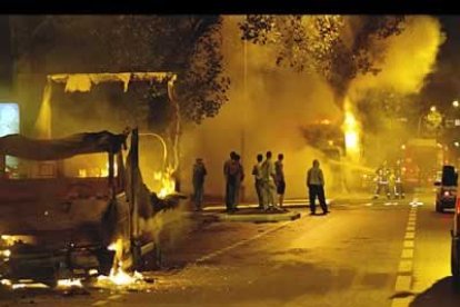 En La Courneuve, otra localidad con dificultades, los antidisturbios (CRS, en Francia) sufrieron dos disparos con balas reales.