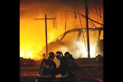 En otros pueblos del departamento, como Tremblay, Livry-Garan o Sevran, también ha habido duros enfrentamientos entre grupos de encapuchados y la Policía.