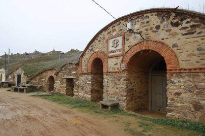 En el centro de estas páginas la entrada a la impresionante bodega del médico Baltasar Otero, considerada la más grande Europa; en la página de la izquierda, arriba imagen de la iglesia de San Adrián del Valle, bello ejemplo de la arquitectura religiosa popular; abajo, varios vecinos en una de las calles del pueblo. Sobre estas líneas se observa los restos que quedan de un fábrica de licores; abajo, se ve un palomar ubicado en las inmediaciones de la localidad, en medio de los campos ideales para el paseo a pie o en bicicleta