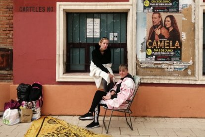 Mónica Torices y Sonia Arce espran desde la madrugada en la plaza de toros de León para ver hoy el concierto de Camela. P.R.