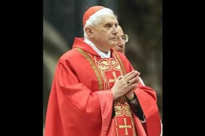 La misa comenzó con una procesión de los cardenales electores en el pasillo central de la Basílica, que terminó con el beso al altar de San Pedro.