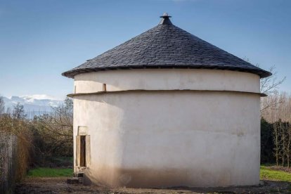 Palomar de Carracedo restaurado con una donación de 24.000 euros del matrimonio holandés Ruud y Hanneke Loman, que buscaban un palomar para restaurar y dieron con la Asociación de Amigos de los Palomares, que les orientó hacia el que es el palomar más antiguo de la provincia. Esta labor mereció el premio Palacio de Canedo de la Fundación Prada a Tope 2016.