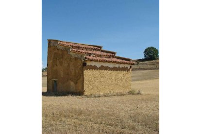 Palomar en Sahelices del Río, con tres tejados por los que asoman dos pisos de troneras.
