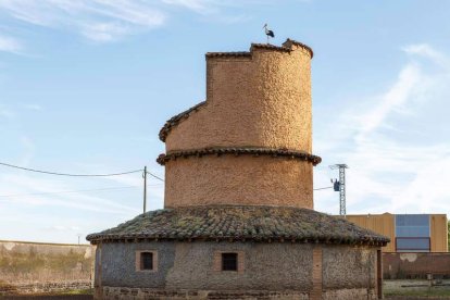 Palomar en Mansilla de las Mulas. Con su torre de diez metros es el más alto de la provincia.