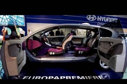 Los constructores presumen de tecnología puntera y muestran coches que aparcan solos, con sistemas que preparan al vehículo ante un choque inminente o de conducción nocturna por infrarrojos.