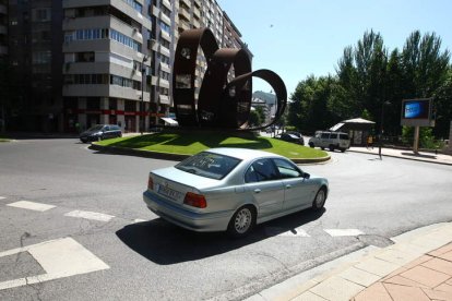 El cierre de la Escuela de Cine ha desvirtuado el monumento y CB quiere devolverle su razón de ser dándole el nombre de Mariano Díez Tobar a la glorieta. LDM