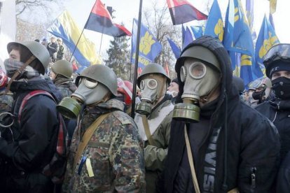 Manifestantes antigubernamentales en el curso de enfrentamientos con la policía antidisturbios frente al Parlamento de Ucrania en Kiev, Ucrania. AP / EFREM LUKATSKY