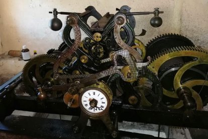 En la imagen superior, la torre del Ayuntamiento de Castropodame donde se ubica el reloj, y debajo, imagen de su estado antes de ser llevado a Peñafiel para su restauración, donde se está limpiando toda su maquinaria, como se aprecia en las otras fotos.