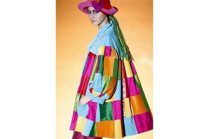 La investigación de volúmenes, especialmente en las formas globo, aplicados tanto a vestidos como a blusones y abrigos, es la nota predominante de la nueva colección otoño-invierno de la original diseñadora.