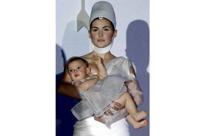 Jesús del Pozo apuesta para la próxima temporada otoño-invierno por propuestas inéditas para dar forma a la ropa, con una colección que proyecta un túnel del tiempo entre los valores del ideal femenino de la épica caballeresca y la mujer del futuro.