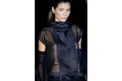 El diseñador madrileño, el segundo en presentar su nueva colección en el día de inicio de la Pasarela Cibeles, opta por vestidos muy elaborados, austeridad de estructuras en chaquetas y abrigos y capas amplias que cubren el cuerpo.