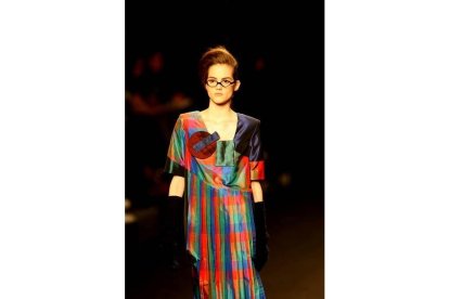 El diseñador madrileño presentó su colección otoño/invierno basada en la geometría y la naturaleza con prendas que juegan con las formas y con los tejidos naturales.