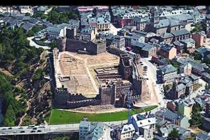 El castillo del Temple, la iglesia de San Andrés, el nuevo Museo de la Radio y el río Sil, testigo permanente de una Ponferrada cargada de simbolismos