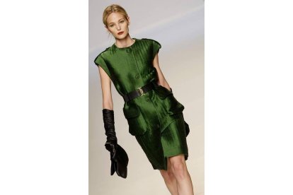 Los vestidos son el eje de la colección de Angel Schlesser, con siluetas huevo y volúmenes trabajados que se trazan a base de drapeados, asimetrías, pliegues y volantes.