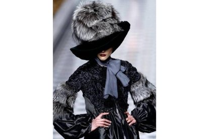 Con «De Lorca a Bowie», nombre de la colección de Victorio&Lucchino, llegó a la jornada inaugural de Cibeles la riqueza, la espectacularidad y el glamour.