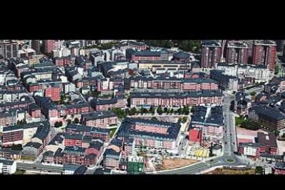 Los grandes puentes, basílica y Museo de la Radio, plaza del Ayuntamiento e instituto Gil y Carrasco y vista parcial de la ciudad, con el parque de El Plantío