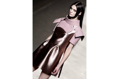 Devota&Lomba ha apostado por continuar con una línea sesentera como en este vestido corto con pliegues triangulares en cuerpo.