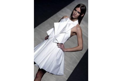 El blanco ha sido uno de sus colores estrella. Luminosidas en tejidos y formas en todos sus diseños.