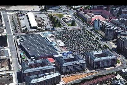 El centro comercial Carrefour y la estación de autobuses, el parque del Temple y Museo del Ferrocarril y el barrio La Puebla en dos imágenes distintas