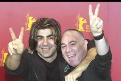 Fatih Akin y el  actor Gaeven Kirac celebraron la victoria ante las cámaras.