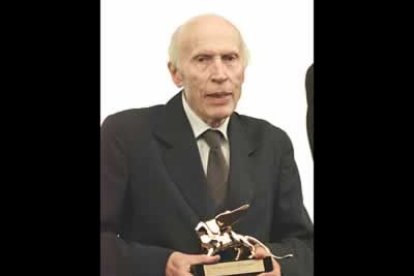 El director francés Eric Rohmer muestra su León de Oro por su carrera.