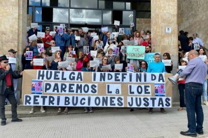 Los huelguistas iniciaron la protesta en la puerta de los juzgados. MAZ