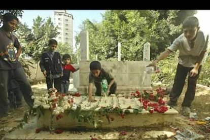 Otros se dedican a mantener limpias las tumbas de los familiares de Arafat.