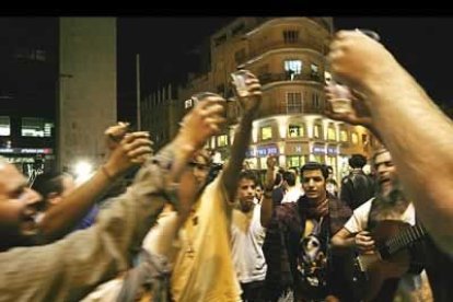 En Israel la situación e bien distinta. Los extremistas ya han empezado a celebrar la inminente muerte de Arafat.